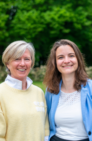 Directrice Hilde Boeykens geeft de fakkel door aan Marie Wuestenberghs